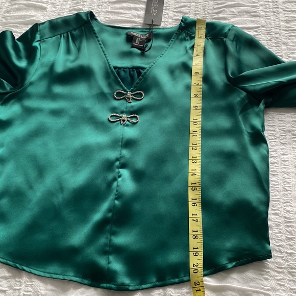 Rachel Zoe long sleeved green satin blouse with v neck. Blouson sleeves. Med💚💚 - Picture 10 of 17